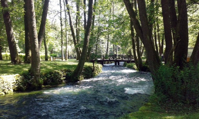 حديقة منبع نهر البوسنة في فترة الصيف