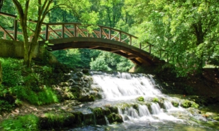 جسر خشبي من فوق نهر منبع نهر البوسنة